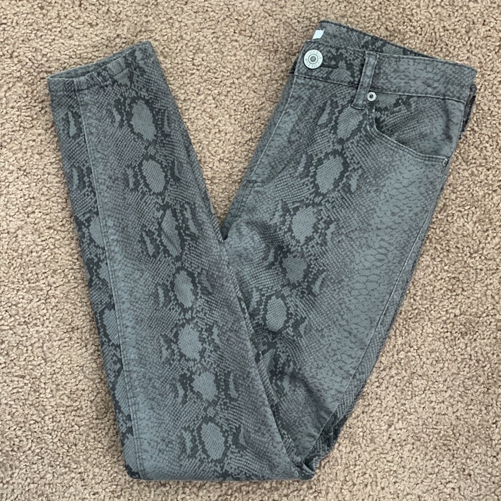 STS blue women’s ellie high rise faux snake skin jeans Size 26 good cond
